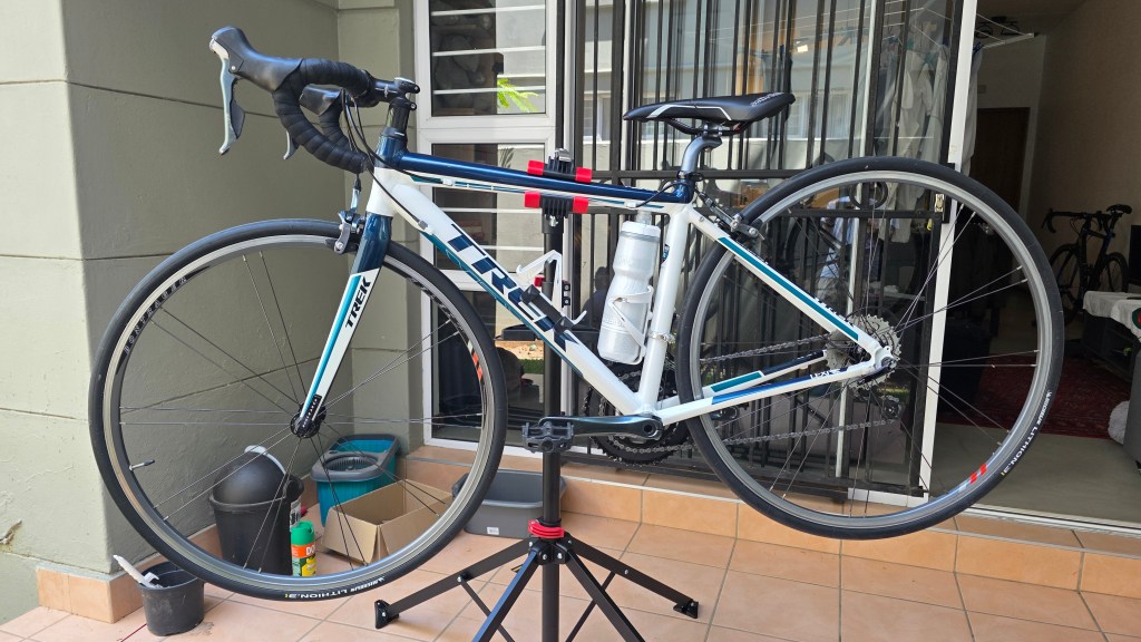 An image of a white and blue Trek Lexa bicycle